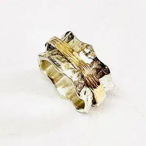 Delicate spinner ring with hammered yellow gold.